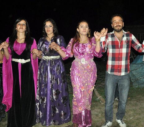 Yüksekova'da 16-17 Haziran 2012'de dünya evine giren çiftlerimizi sizlerler için sayfamıza taşıdık. Yüksekova Güncel Ailesi olarak tüm çitflerimize mutluluklar dileriz. Görüntüler: Foto: Yaşar Kaplan - Sinan Akkurt