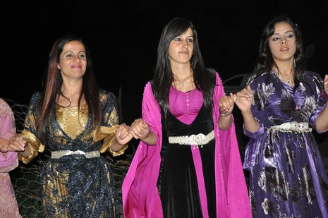 Yüksekova'da 16-17 Haziran 2012'de dünya evine giren çiftlerimizi sizlerler için sayfamıza taşıdık. Yüksekova Güncel Ailesi olarak tüm çitflerimize mutluluklar dileriz. Görüntüler: Foto: Yaşar Kaplan - Sinan Akkurt