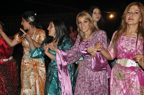 Yüksekova'da 16-17 Haziran 2012'de dünya evine giren çiftlerimizi sizlerler için sayfamıza taşıdık. Yüksekova Güncel Ailesi olarak tüm çitflerimize mutluluklar dileriz. Görüntüler: Foto: Yaşar Kaplan - Sinan Akkurt