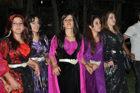 Yüksekova'da 16-17 Haziran 2012'de dünya evine giren çiftlerimizi sizlerler için sayfamıza taşıdık. Yüksekova Güncel Ailesi olarak tüm çitflerimize mutluluklar dileriz. Görüntüler: Foto: Yaşar Kaplan - Sinan Akkurt