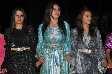 Yüksekova'da 16-17 Haziran 2012'de dünya evine giren çiftlerimizi sizlerler için sayfamıza taşıdık. Yüksekova Güncel Ailesi olarak tüm çitflerimize mutluluklar dileriz. Görüntüler: Foto: Yaşar Kaplan - Sinan Akkurt