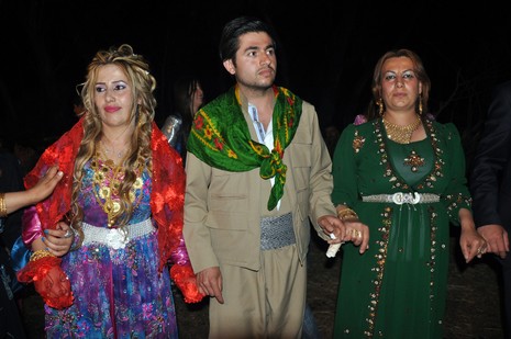 Yüksekova'da 16-17 Haziran 2012'de dünya evine giren çiftlerimizi sizlerler için sayfamıza taşıdık. Yüksekova Güncel Ailesi olarak tüm çitflerimize mutluluklar dileriz. Görüntüler: Foto: Yaşar Kaplan - Sinan Akkurt