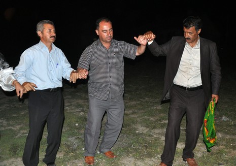 Yüksekova'da 16-17 Haziran 2012'de dünya evine giren çiftlerimizi sizlerler için sayfamıza taşıdık. Yüksekova Güncel Ailesi olarak tüm çitflerimize mutluluklar dileriz. Görüntüler: Foto: Yaşar Kaplan - Sinan Akkurt