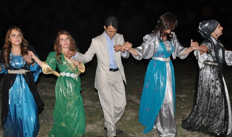 Yüksekova'da 16-17 Haziran 2012'de dünya evine giren çiftlerimizi sizlerler için sayfamıza taşıdık. Yüksekova Güncel Ailesi olarak tüm çitflerimize mutluluklar dileriz. Görüntüler: Foto: Yaşar Kaplan - Sinan Akkurt