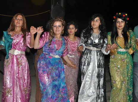 Yüksekova'da 16-17 Haziran 2012'de dünya evine giren çiftlerimizi sizlerler için sayfamıza taşıdık. Yüksekova Güncel Ailesi olarak tüm çitflerimize mutluluklar dileriz. Görüntüler: Foto: Yaşar Kaplan - Sinan Akkurt