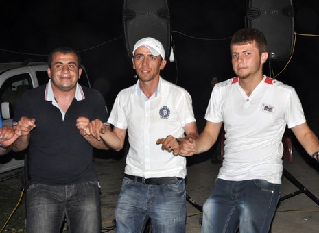 Yüksekova'da 16-17 Haziran 2012'de dünya evine giren çiftlerimizi sizlerler için sayfamıza taşıdık. Yüksekova Güncel Ailesi olarak tüm çitflerimize mutluluklar dileriz. Görüntüler: Foto: Yaşar Kaplan - Sinan Akkurt