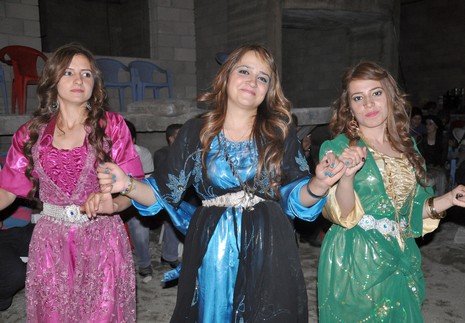 Yüksekova'da 16-17 Haziran 2012'de dünya evine giren çiftlerimizi sizlerler için sayfamıza taşıdık. Yüksekova Güncel Ailesi olarak tüm çitflerimize mutluluklar dileriz. Görüntüler: Foto: Yaşar Kaplan - Sinan Akkurt