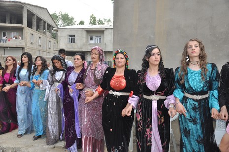 Yüksekova'da 16-17 Haziran 2012'de dünya evine giren çiftlerimizi sizlerler için sayfamıza taşıdık. Yüksekova Güncel Ailesi olarak tüm çitflerimize mutluluklar dileriz. Görüntüler: Foto: Yaşar Kaplan - Sinan Akkurt