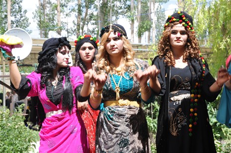 Yüksekova'da 16-17 Haziran 2012'de dünya evine giren çiftlerimizi sizlerler için sayfamıza taşıdık. Yüksekova Güncel Ailesi olarak tüm çitflerimize mutluluklar dileriz. Görüntüler: Foto: Yaşar Kaplan - Sinan Akkurt