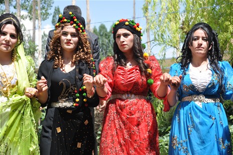 Yüksekova'da 16-17 Haziran 2012'de dünya evine giren çiftlerimizi sizlerler için sayfamıza taşıdık. Yüksekova Güncel Ailesi olarak tüm çitflerimize mutluluklar dileriz. Görüntüler: Foto: Yaşar Kaplan - Sinan Akkurt