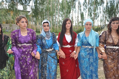 Yüksekova'da 16-17 Haziran 2012'de dünya evine giren çiftlerimizi sizlerler için sayfamıza taşıdık. Yüksekova Güncel Ailesi olarak tüm çitflerimize mutluluklar dileriz. Görüntüler: Foto: Yaşar Kaplan - Sinan Akkurt