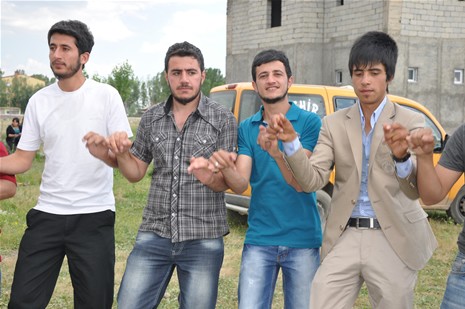 Yüksekova'da 16-17 Haziran 2012'de dünya evine giren çiftlerimizi sizlerler için sayfamıza taşıdık. Yüksekova Güncel Ailesi olarak tüm çitflerimize mutluluklar dileriz. Görüntüler: Foto: Yaşar Kaplan - Sinan Akkurt