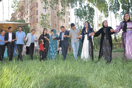 Yüksekova'da 16-17 Haziran 2012'de dünya evine giren çiftlerimizi sizlerler için sayfamıza taşıdık. Yüksekova Güncel Ailesi olarak tüm çitflerimize mutluluklar dileriz. Görüntüler: Foto: Yaşar Kaplan - Sinan Akkurt