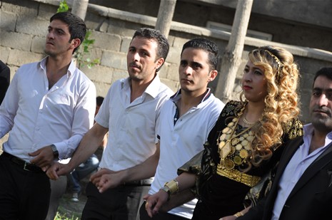 Yüksekova'da 16-17 Haziran 2012'de dünya evine giren çiftlerimizi sizlerler için sayfamıza taşıdık. Yüksekova Güncel Ailesi olarak tüm çitflerimize mutluluklar dileriz. Görüntüler: Foto: Yaşar Kaplan - Sinan Akkurt