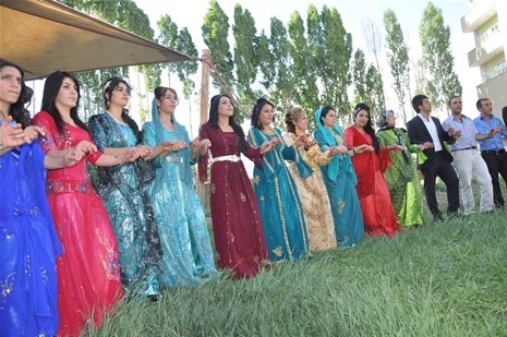 Yüksekova'da 16-17 Haziran 2012'de dünya evine giren çiftlerimizi sizlerler için sayfamıza taşıdık. Yüksekova Güncel Ailesi olarak tüm çitflerimize mutluluklar dileriz. Görüntüler: Foto: Yaşar Kaplan - Sinan Akkurt