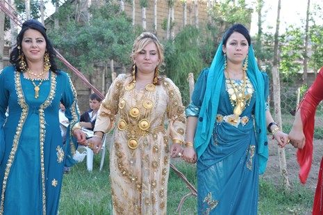 Yüksekova'da 16-17 Haziran 2012'de dünya evine giren çiftlerimizi sizlerler için sayfamıza taşıdık. Yüksekova Güncel Ailesi olarak tüm çitflerimize mutluluklar dileriz. Görüntüler: Foto: Yaşar Kaplan - Sinan Akkurt