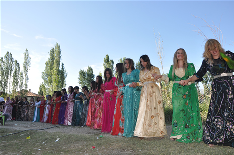 Yüksekova'da 23-24 Haziran 2012'de dünya evine giren çiftlerimizi sizlerler için sayfamıza taşıdık. Yüksekova Güncel Ailesi olarak tüm çitflerimize mutluluklar dileriz. Görüntüler: Foto: Yaşar Kaplan - Sinan Akkurt