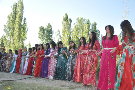 Yüksekova'da 23-24 Haziran 2012'de dünya evine giren çiftlerimizi sizlerler için sayfamıza taşıdık. Yüksekova Güncel Ailesi olarak tüm çitflerimize mutluluklar dileriz. Görüntüler: Foto: Yaşar Kaplan - Sinan Akkurt