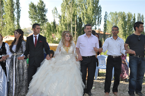 Yüksekova'da 23-24 Haziran 2012'de dünya evine giren çiftlerimizi sizlerler için sayfamıza taşıdık. Yüksekova Güncel Ailesi olarak tüm çitflerimize mutluluklar dileriz. Görüntüler: Foto: Yaşar Kaplan - Sinan Akkurt