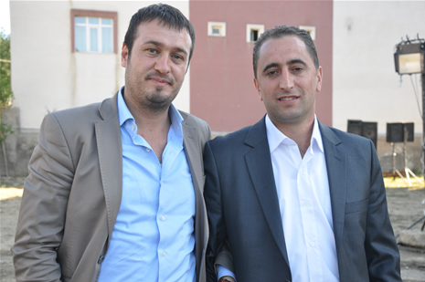 Yüksekova'da 23-24 Haziran 2012'de dünya evine giren çiftlerimizi sizlerler için sayfamıza taşıdık. Yüksekova Güncel Ailesi olarak tüm çitflerimize mutluluklar dileriz. Görüntüler: Foto: Yaşar Kaplan - Sinan Akkurt