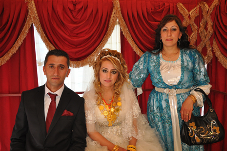 Yüksekova'da 23-24 Haziran 2012'de dünya evine giren çiftlerimizi sizlerler için sayfamıza taşıdık. Yüksekova Güncel Ailesi olarak tüm çitflerimize mutluluklar dileriz. Görüntüler: Foto: Yaşar Kaplan - Sinan Akkurt