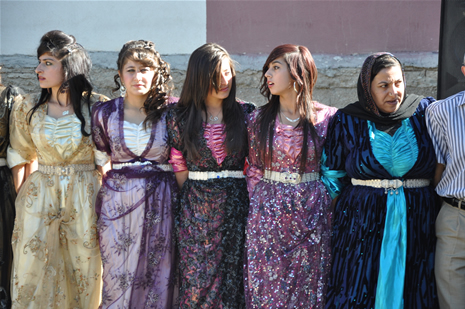 Yüksekova'da 23-24 Haziran 2012'de dünya evine giren çiftlerimizi sizlerler için sayfamıza taşıdık. Yüksekova Güncel Ailesi olarak tüm çitflerimize mutluluklar dileriz. Görüntüler: Foto: Yaşar Kaplan - Sinan Akkurt