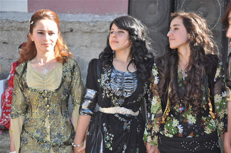 Yüksekova'da 23-24 Haziran 2012'de dünya evine giren çiftlerimizi sizlerler için sayfamıza taşıdık. Yüksekova Güncel Ailesi olarak tüm çitflerimize mutluluklar dileriz. Görüntüler: Foto: Yaşar Kaplan - Sinan Akkurt