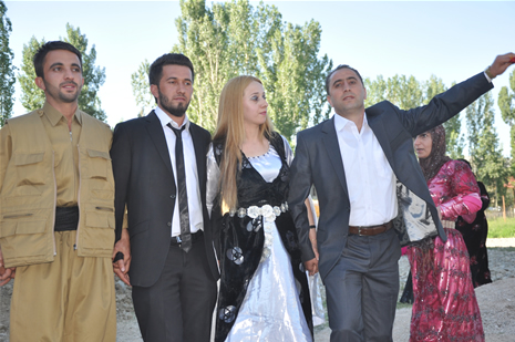 Yüksekova'da 23-24 Haziran 2012'de dünya evine giren çiftlerimizi sizlerler için sayfamıza taşıdık. Yüksekova Güncel Ailesi olarak tüm çitflerimize mutluluklar dileriz. Görüntüler: Foto: Yaşar Kaplan - Sinan Akkurt