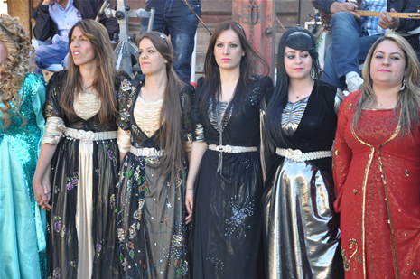 Yüksekova'da 23-24 Haziran 2012'de dünya evine giren çiftlerimizi sizlerler için sayfamıza taşıdık. Yüksekova Güncel Ailesi olarak tüm çitflerimize mutluluklar dileriz. Görüntüler: Foto: Yaşar Kaplan - Sinan Akkurt