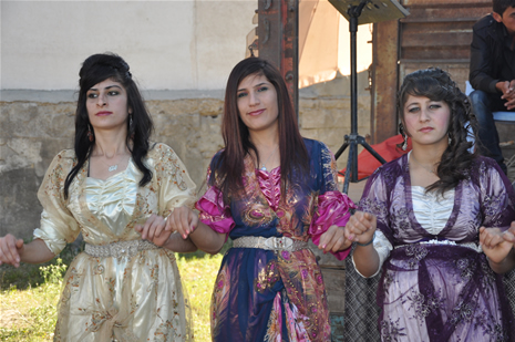 Yüksekova'da 23-24 Haziran 2012'de dünya evine giren çiftlerimizi sizlerler için sayfamıza taşıdık. Yüksekova Güncel Ailesi olarak tüm çitflerimize mutluluklar dileriz. Görüntüler: Foto: Yaşar Kaplan - Sinan Akkurt