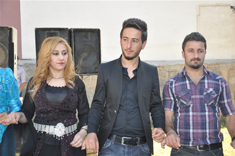 Yüksekova'da 23-24 Haziran 2012'de dünya evine giren çiftlerimizi sizlerler için sayfamıza taşıdık. Yüksekova Güncel Ailesi olarak tüm çitflerimize mutluluklar dileriz. Görüntüler: Foto: Yaşar Kaplan - Sinan Akkurt