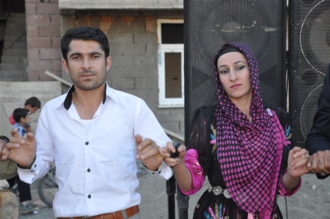 Yüksekova'da 23-24 Haziran 2012'de dünya evine giren çiftlerimizi sizlerler için sayfamıza taşıdık. Yüksekova Güncel Ailesi olarak tüm çitflerimize mutluluklar dileriz. Görüntüler: Foto: Yaşar Kaplan - Sinan Akkurt