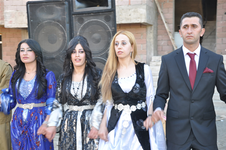 Yüksekova'da 23-24 Haziran 2012'de dünya evine giren çiftlerimizi sizlerler için sayfamıza taşıdık. Yüksekova Güncel Ailesi olarak tüm çitflerimize mutluluklar dileriz. Görüntüler: Foto: Yaşar Kaplan - Sinan Akkurt