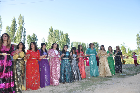 Yüksekova'da 23-24 Haziran 2012'de dünya evine giren çiftlerimizi sizlerler için sayfamıza taşıdık. Yüksekova Güncel Ailesi olarak tüm çitflerimize mutluluklar dileriz. Görüntüler: Foto: Yaşar Kaplan - Sinan Akkurt