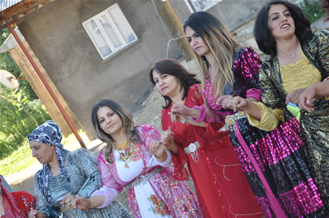 Yüksekova'da 23-24 Haziran 2012'de dünya evine giren çiftlerimizi sizlerler için sayfamıza taşıdık. Yüksekova Güncel Ailesi olarak tüm çitflerimize mutluluklar dileriz. Görüntüler: Foto: Yaşar Kaplan - Sinan Akkurt