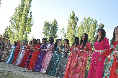 Yüksekova'da 23-24 Haziran 2012'de dünya evine giren çiftlerimizi sizlerler için sayfamıza taşıdık. Yüksekova Güncel Ailesi olarak tüm çitflerimize mutluluklar dileriz. Görüntüler: Foto: Yaşar Kaplan - Sinan Akkurt