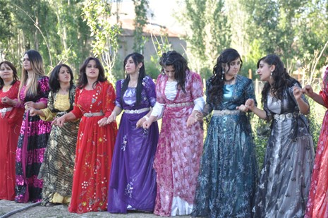 Yüksekova'da 23-24 Haziran 2012'de dünya evine giren çiftlerimizi sizlerler için sayfamıza taşıdık. Yüksekova Güncel Ailesi olarak tüm çitflerimize mutluluklar dileriz. Görüntüler: Foto: Yaşar Kaplan - Sinan Akkurt