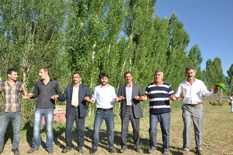 Yüksekova'da 23-24 Haziran 2012'de dünya evine giren çiftlerimizi sizlerler için sayfamıza taşıdık. Yüksekova Güncel Ailesi olarak tüm çitflerimize mutluluklar dileriz. Görüntüler: Foto: Yaşar Kaplan - Sinan Akkurt