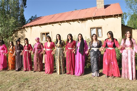 Yüksekova'da 23-24 Haziran 2012'de dünya evine giren çiftlerimizi sizlerler için sayfamıza taşıdık. Yüksekova Güncel Ailesi olarak tüm çitflerimize mutluluklar dileriz. Görüntüler: Foto: Yaşar Kaplan - Sinan Akkurt