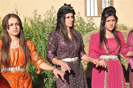 Yüksekova'da 23-24 Haziran 2012'de dünya evine giren çiftlerimizi sizlerler için sayfamıza taşıdık. Yüksekova Güncel Ailesi olarak tüm çitflerimize mutluluklar dileriz. Görüntüler: Foto: Yaşar Kaplan - Sinan Akkurt