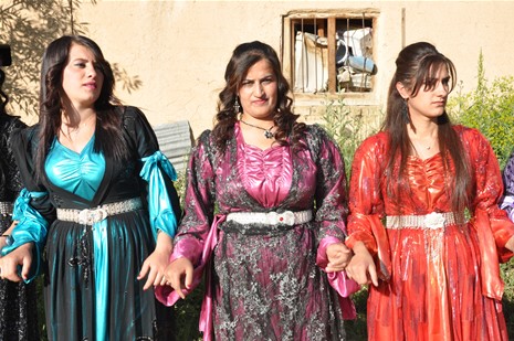 Yüksekova'da 23-24 Haziran 2012'de dünya evine giren çiftlerimizi sizlerler için sayfamıza taşıdık. Yüksekova Güncel Ailesi olarak tüm çitflerimize mutluluklar dileriz. Görüntüler: Foto: Yaşar Kaplan - Sinan Akkurt