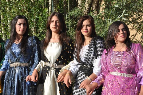 Yüksekova'da 23-24 Haziran 2012'de dünya evine giren çiftlerimizi sizlerler için sayfamıza taşıdık. Yüksekova Güncel Ailesi olarak tüm çitflerimize mutluluklar dileriz. Görüntüler: Foto: Yaşar Kaplan - Sinan Akkurt