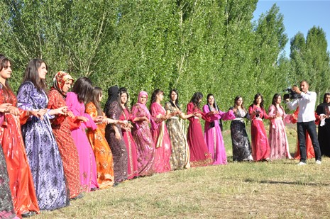 Yüksekova'da 23-24 Haziran 2012'de dünya evine giren çiftlerimizi sizlerler için sayfamıza taşıdık. Yüksekova Güncel Ailesi olarak tüm çitflerimize mutluluklar dileriz. Görüntüler: Foto: Yaşar Kaplan - Sinan Akkurt