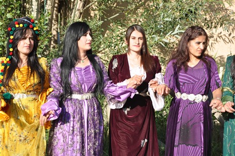 Yüksekova'da 23-24 Haziran 2012'de dünya evine giren çiftlerimizi sizlerler için sayfamıza taşıdık. Yüksekova Güncel Ailesi olarak tüm çitflerimize mutluluklar dileriz. Görüntüler: Foto: Yaşar Kaplan - Sinan Akkurt