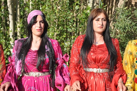 Yüksekova'da 23-24 Haziran 2012'de dünya evine giren çiftlerimizi sizlerler için sayfamıza taşıdık. Yüksekova Güncel Ailesi olarak tüm çitflerimize mutluluklar dileriz. Görüntüler: Foto: Yaşar Kaplan - Sinan Akkurt