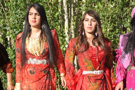 Yüksekova'da 23-24 Haziran 2012'de dünya evine giren çiftlerimizi sizlerler için sayfamıza taşıdık. Yüksekova Güncel Ailesi olarak tüm çitflerimize mutluluklar dileriz. Görüntüler: Foto: Yaşar Kaplan - Sinan Akkurt