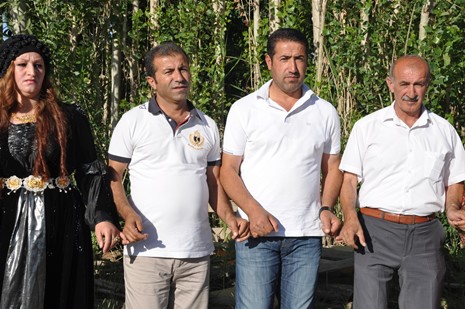 Yüksekova'da 23-24 Haziran 2012'de dünya evine giren çiftlerimizi sizlerler için sayfamıza taşıdık. Yüksekova Güncel Ailesi olarak tüm çitflerimize mutluluklar dileriz. Görüntüler: Foto: Yaşar Kaplan - Sinan Akkurt