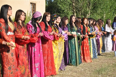 Yüksekova'da 23-24 Haziran 2012'de dünya evine giren çiftlerimizi sizlerler için sayfamıza taşıdık. Yüksekova Güncel Ailesi olarak tüm çitflerimize mutluluklar dileriz. Görüntüler: Foto: Yaşar Kaplan - Sinan Akkurt