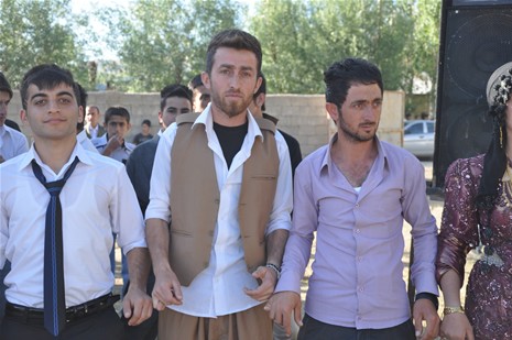 Yüksekova'da 23-24 Haziran 2012'de dünya evine giren çiftlerimizi sizlerler için sayfamıza taşıdık. Yüksekova Güncel Ailesi olarak tüm çitflerimize mutluluklar dileriz. Görüntüler: Foto: Yaşar Kaplan - Sinan Akkurt