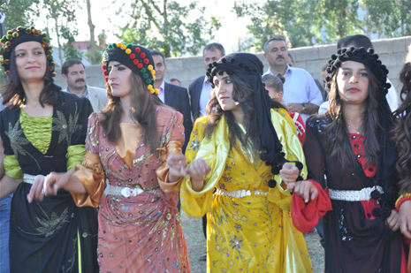 Yüksekova'da 23-24 Haziran 2012'de dünya evine giren çiftlerimizi sizlerler için sayfamıza taşıdık. Yüksekova Güncel Ailesi olarak tüm çitflerimize mutluluklar dileriz. Görüntüler: Foto: Yaşar Kaplan - Sinan Akkurt